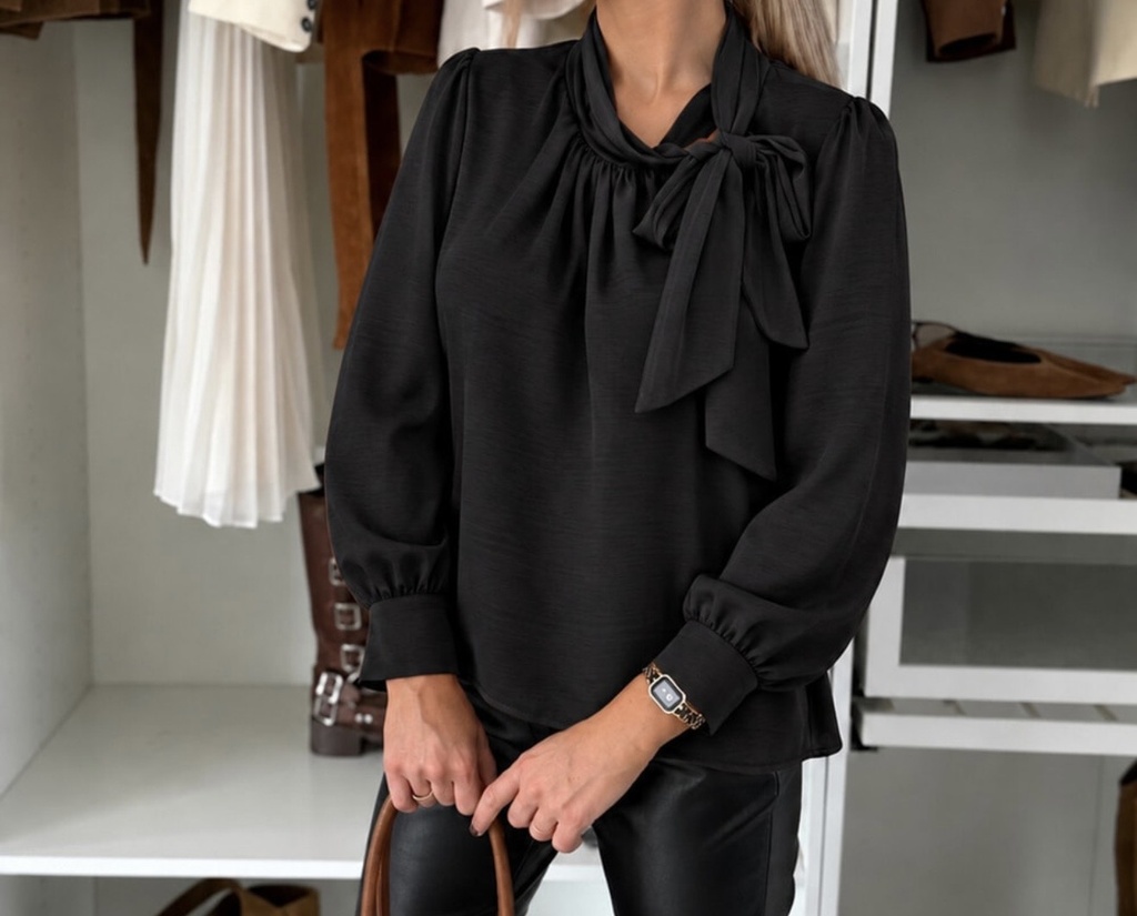 Satijnen blouse met zijde effect en sjaalkraag